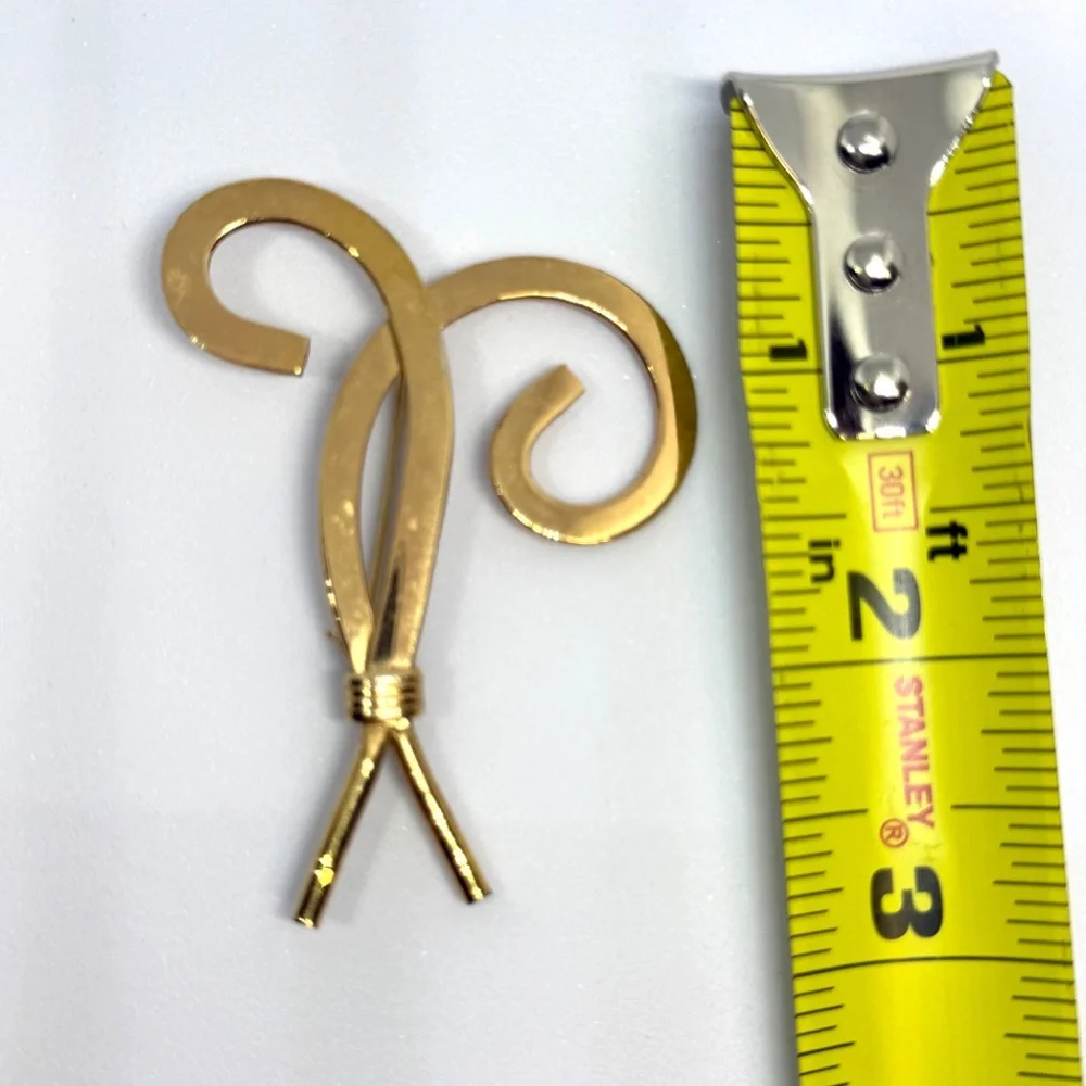 Gold Metal‎ Brooch